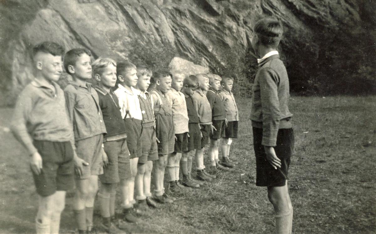 Seniorenbuch "Angerichtet", Kriegsfoto Kinder beim Strammstehen, Privatbesitz