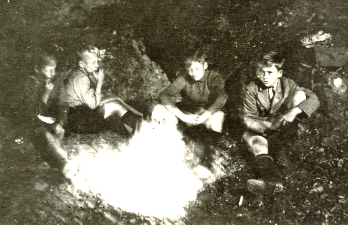 Seniorenbuch "Angerichtet", Kriegsfoto Jugend am Lagerfeuer, Privatbesitz