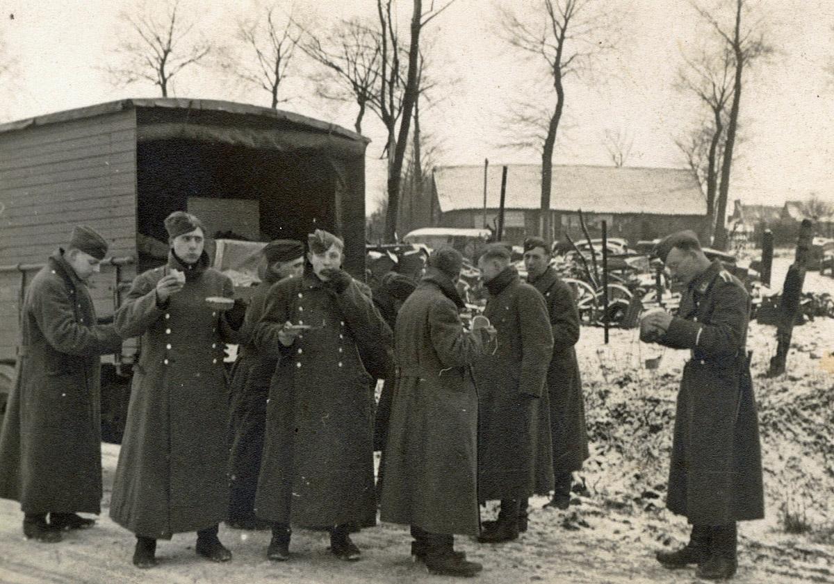 Seniorenbuch "Angerichtet", Kriegsfoto Soldaten beim Essen fassen, Privatbesitz