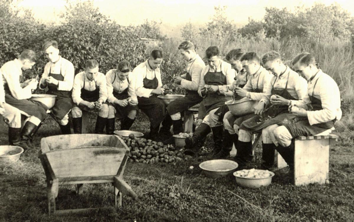 Seniorenbuch "Angerichtet" Kriegsfoto Soldaten beim Kartoffelschälen, Privatbesitz