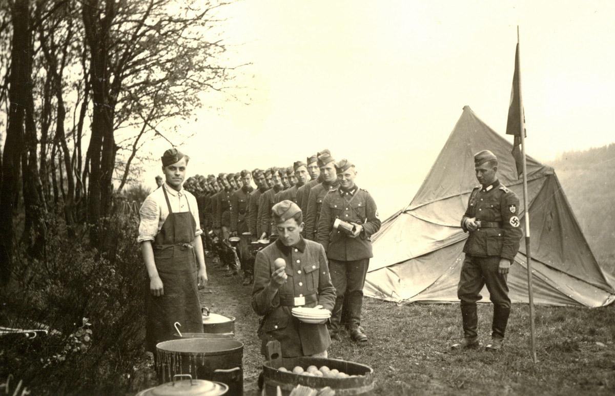 Seniorenbuch "Angerichtet", Kriegsfoto Verpflegung von Soldaten, Privatbesitz