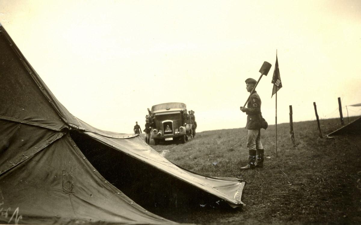 Seniorenbuch "Angerichtet", Kriegsfoto Wachestehen, Privatbesitz