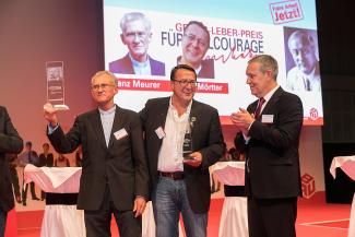 Hans Mörtter und Franz Meurer erhalten den Georg-Leber-Preis
