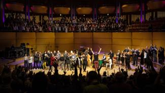 Beim Konzert SOS - Save Our Souls 2019 in der Kölner Philharmonie versammelte Hans Mörtter viele Verbündete auf der Bühne / Foto: Simin Kianmehr