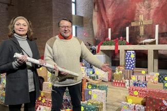 Weihnachtsaktion 2022, Hans Mörtter und Monika Hagenmayer / Foto: Golrokh Esmaili