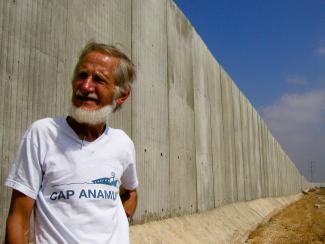 Rupert Neudeck an der Mauer bei Qalgiliya in Westjordanland / Foto: Winfried Seibert