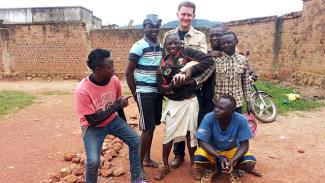 Georg Roloff mit Jugendlichen der Jericho Foundation. / Foto: Lisa Tepass