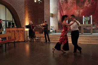 Tangogottesdienst 2017, mit Ricardo Samjo und Tangopaar Kathrin  und Andre / Foto: Sonja Grupe